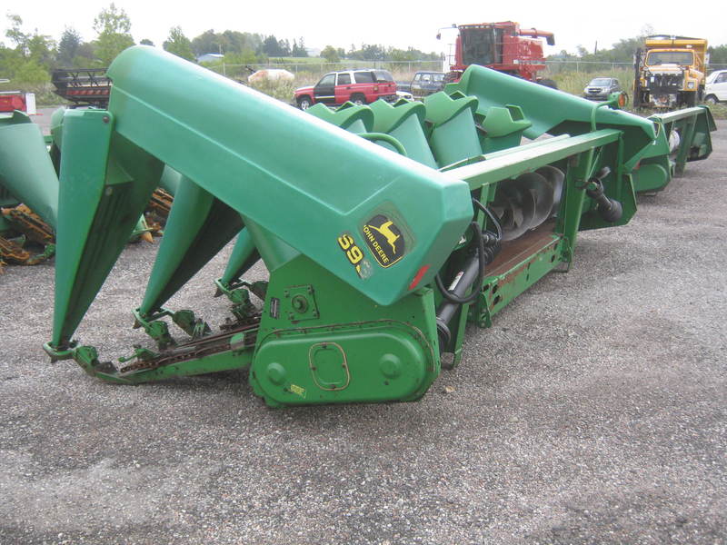 Combines & Harvesting Equipment  John Deere 693 Corn Head  Photo